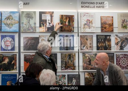 I visitatori dello stand francese sfogliano i libri durante il primo giorno della Fiera del Libro di Londra all'Olympia Exhibition Hall di Hammersmith, il 18th aprile 2023, a Londra, Inghilterra. La fiera internazionale del libro di Londra (LBF), che si svolge tre giorni, è una fiera annuale del settore editoriale e la più grande fiera di primavera del libro d'Europa, che attira in genere 25.000 visitatori, espositori provenienti da tutto il settore editoriale, autori che sperano che le loro idee di libro vengano commissionate e dove vengono stipulati accordi internazionali sui diritti di pubblicazione per le edizioni straniere. Foto Stock