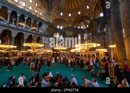 Turisti a Hagia Sophia. Viaggio a Istanbul foto di sfondo. Istanbul Turkiye - 4.14.2023 Foto Stock