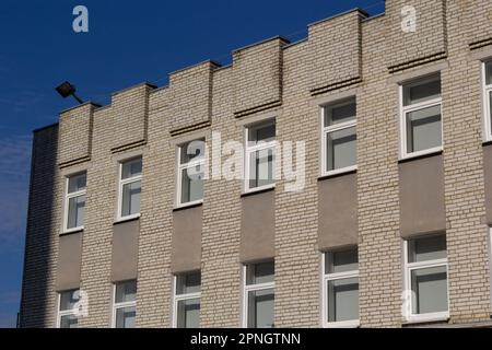 Dettagli architettonici della facciata dei moderni edifici di uffici con molte finestre e balconi. Foto Stock