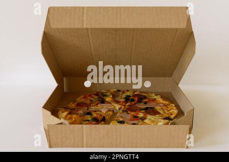 rendering 3D - Pizza in un cartone isolato su sfondo bianco dettagli di alta qualità Foto Stock