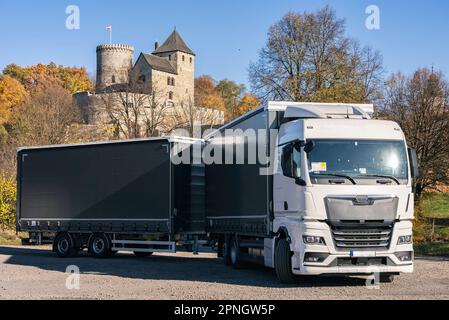 Camion sullo sfondo del castello. Veicolo con semirimorchio di colore grigio. Foto del camion per il calendario. Trasporto in automobile . Foto Stock