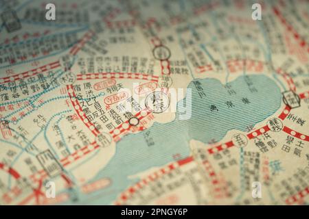 Posizione di Tokyo in giapponese Kanji, Giappone retro mappa prima della seconda guerra mondiale, mostrando la linea principale tokaido e yamanote sen ferrovia Foto Stock