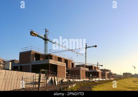 Cantiere con gru a torre per nuove case con cemento armato e mattoni Santander Cantabria Spagna Foto Stock