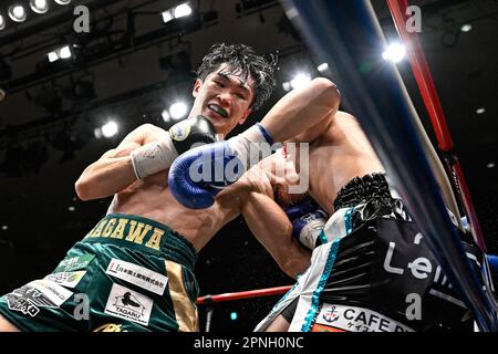 Tokyo, Giappone. 18th Apr, 2023. Keisuke Matsumoto (guanti blu) e Ryo Sagawa (guanti neri) competono al loro libero titolo giapponese di peso piuma alla Korakuen Hall di Tokyo, Giappone, 18 aprile 2023. Credit: Hiroaki Finito Yamaguchi/AFLO/Alamy Live News Foto Stock