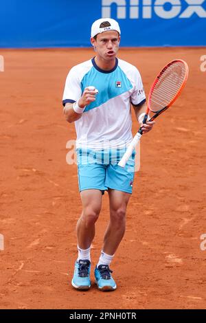 BARCELLONA, SPAGNA - 18 APRILE: Diego Schwartzman dall'Argentina durante il Barcellona Open Banc Sabadell 70 Trofeo Conde de Godo giorno 2 gioco contro Diego Schwartzman e Wu Yibing al Real Club de Tenis Barcellona il 18 aprile 2023 a Barcellona, Spagna Foto Stock