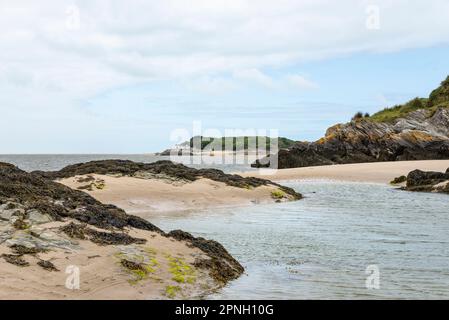 Copertura sabbiosa vicino a Borth-y-Gest con il promontorio di Ynys Cyngar sullo sfondo. Porthmadog, Galles del Nord. Foto Stock