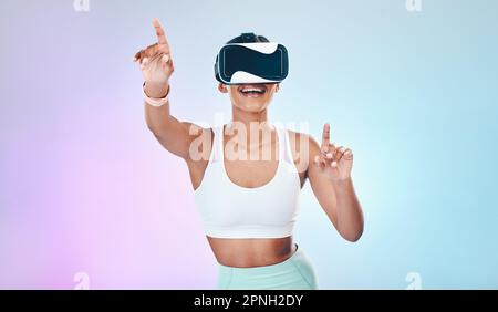 VR, occhiali e donna fitness isolati in studio, gradiente sfondo metaverse, futuristico o 3D esperienza utente. Realtà virtuale, high tech e. Foto Stock