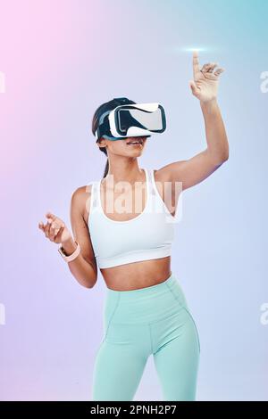 Realtà virtuale, occhiali, fitness e ologramma a tocco femminile isolato su sfondo gradiente per un'esperienza utente in 3D o metaverse. Realtà virtuale, olografica e. Foto Stock