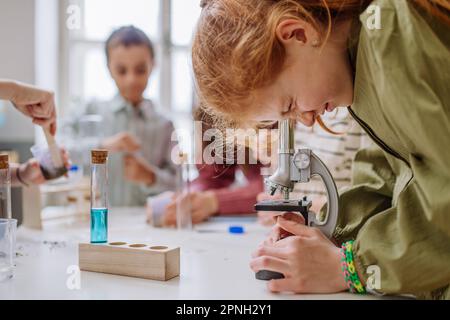I bambini che fanno esperimenti chimici durante l'educazione scientifica. Foto Stock
