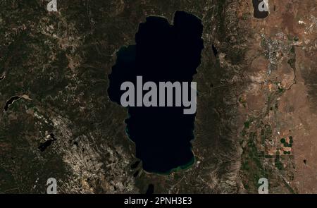 Immagine satellitare ad alta risoluzione del lago Tahoe in California e Nevada, USA - contiene dati Sentinel Copernicus modificati (2022) Foto Stock