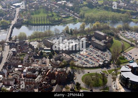 Veduta aerea della Crown Court, parte dell'Università di Chester, Wheeler, e del Castello di Chester, Cheshire, Regno Unito Foto Stock