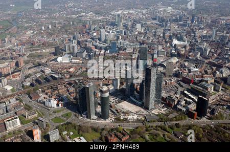Vista aerea del centro di Manchester dal sud, guardando attraverso i nuovi grattacieli di Great Jackson Street, Manchester, Regno Unito Foto Stock
