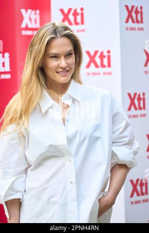 Madrid. Spagna. 20230419, Bar Refaeli presenta la nuova collezione Xti al Ginkgo Garden il 19 aprile 2023 a Madrid, Spagna Foto Stock