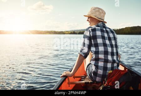 Ama la solitudine. una giovane donna attraente che trascorre una giornata in kayak sul lago. Foto Stock