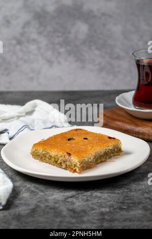 Kadayif pistacchio. Dessert Kadayif su sfondo scuro. Specialità della cucina turca Foto Stock