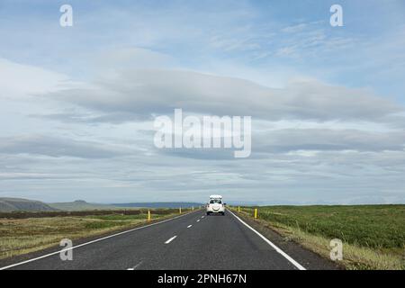 Islanda - Agosto 2021: suv auto su una strada nella campagna islandese con bellissimo paesaggio verde Foto Stock