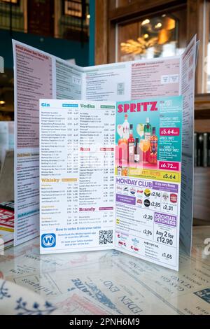 Una carta da menu da un pub JD Wetherspoons. La scheda mostra i prezzi degli alcolici, dei liquori e dei cocktail che offrono per la vendita nel pub Foto Stock