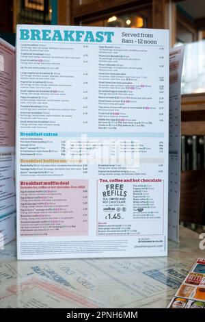 Una carta da menu da un pub JD Wetherspoons. La carta mostra i prezzi delle popolari opzioni per la colazione disponibili nel pub ogni mattina Foto Stock