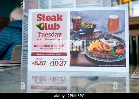 Una carta da menu da un pub JD Wetherspoons. La scheda mostra i prezzi del famoso Steak club disponibile nel pub ogni martedì Foto Stock