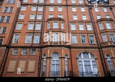 Edificio in mattoni rossi nella zona esclusiva di Marylebone il 26th marzo 2023 a Londra, Regno Unito. Secondo una recente ricerca condotta da un'agenzia immobiliare leader specializzata in immobili di fascia alta, la capitale del Regno Unito ospita più persone di alto valore netto HNW, e ultra-alto valore netto UHNW di qualsiasi altra città del mondo. Foto Stock