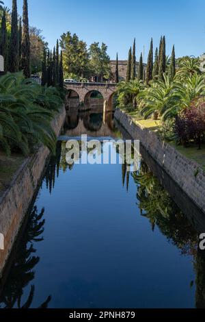 Vista generale del parco di SA Riera, nella città di Palma de Mallorca all'alba, Spagna Foto Stock