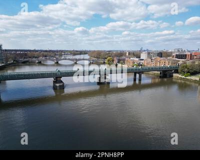 Fulham ponte ferroviario sul fiume Tamigi Londra UK drone aereo, Foto Stock