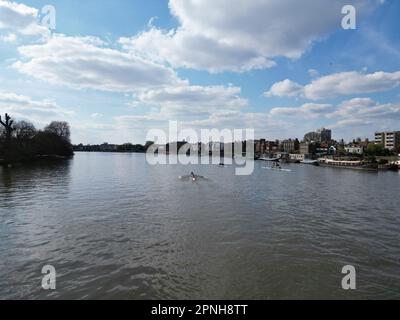 Vogatori sul Tamigi a Puntney London UK drone vista aerea Foto Stock