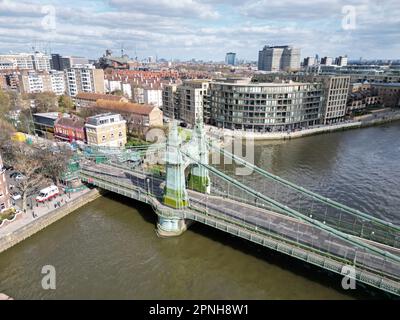 Hammersmith ponte sospeso West London UK alto angolo drone vista aerea Foto Stock