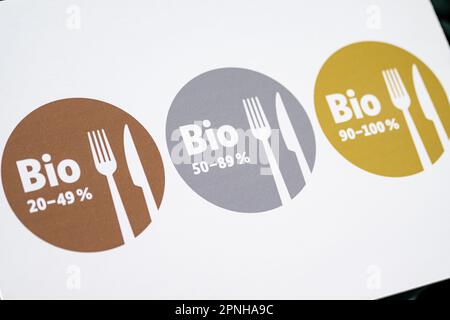 Berlino, Germania. 19th Apr, 2023. Su un poster si trovano i tre nuovi loghi per l'alimentazione biologica nelle mense e nelle sale da pranzo. Credit: Fabian Sommer/dpa/Alamy Live News Foto Stock