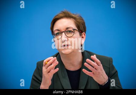 Berlino, Germania. 19th Apr, 2023. Klara Geywitz (DOCUP), Ministro federale dell'edilizia e degli alloggi, partecipa alla conferenza stampa sulla legge sull'energia edilizia. Credit: Michael Kappeler/dpa/Alamy Live News Foto Stock