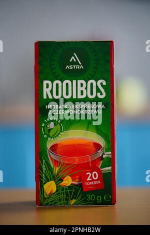 Una scatola di tisane rooibos naturalmente senza caffeina siede sopra un tavolo di legno. Foto Stock