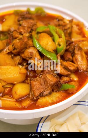 Un delizioso piatto cinese Xinjiang, pollo grande piatto Foto Stock