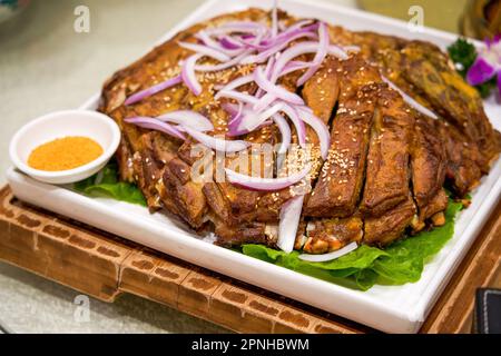 Un delizioso piatto cinese Xinjiang, costolette di agnello alla griglia Foto Stock