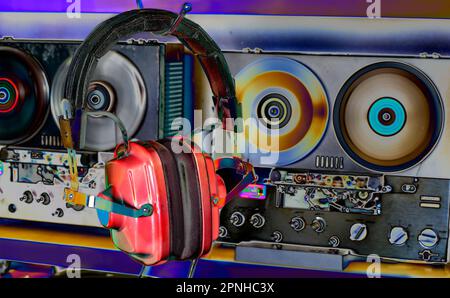 cuffie d'epoca e registratori a nastro reel to reel, colori solarizzati, accessori audio retrò, nostalgia e stile di vita hipster Foto Stock