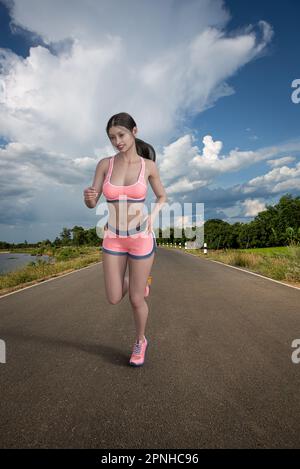 Allenamento femminile all'aperto. Giovane donna che corre su strada. 3D persone illustranti. Foto Stock