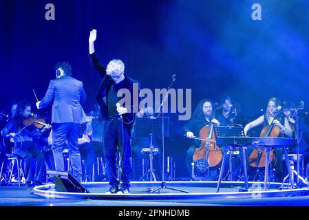 Teatro Arcimboldi, Milano, 18 aprile 2023, Niccolo' Fabi ha suonato dal vivo con l'orchestra durante Niccolo Fabi - Meno per Meno tour 2023 - i Foto Stock