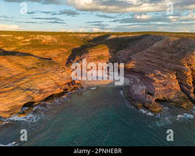 Una vista aerea di Pot Alley Beach contro il mare all'ora d'oro a Kalbarri, Australia Foto Stock