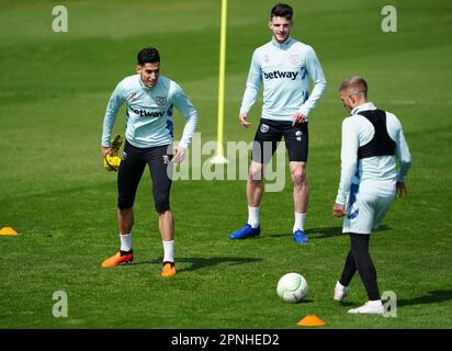 Nayef Aguerd (a sinistra), Declan Rice (al centro) e Manuel Lanzini durante una sessione di allenamento al Rush Green Training Ground, Londra. Data immagine: Mercoledì 19 aprile 2023. Foto Stock