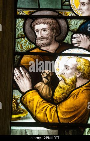 Apostoli, tra cui Giuda con borsa di denaro contenente pezzi d'argento e alone grigio, in vetrata della chiesa in vetro colorato - particolare dalla finestra dell'ultima cena - a Cheltenham Minster, St Mary's. Cheltenham, Gloucestershire. REGNO UNITO. (134). Foto Stock