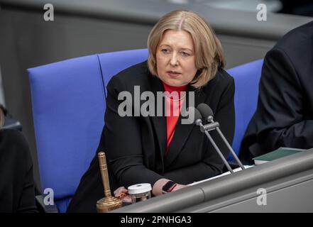 Berlino, Germania. 19th Apr, 2023. Bärbel Bas (SPD), Presidente del Bundestag, interviene durante le interrogazioni al governo federale nella sala plenaria del Bundestag. Credit: Michael Kappeler/dpa/Alamy Live News Foto Stock