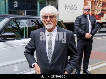Londra, Regno Unito. 19th Apr, 2023. L'ex boss di Formula uno, Bernie Ecclestone, arriva a Southwark Crown Court. Egli è accusato di non aver dichiarato £400 milioni di sterline di attività. Dovrebbe ripresentarsi in tribunale nel mese di novembre. Credit: Karl Black/Alamy Live News Foto Stock