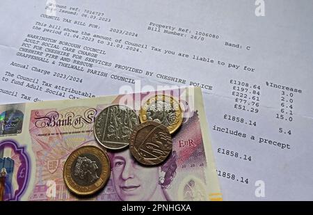 Legge fiscale del Consiglio con aumenti percentuali, costi crescenti per tutti i cittadini delle autorità locali, Warrington REVS & Bens, Cheshire, Inghilterra, Regno Unito, WA1 1UH Foto Stock