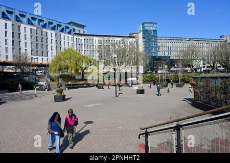 La rotonda di St James Barton, conosciuta localmente come Bear Pit, nel centro di Bristol, Regno Unito, con l'Holiday Inn dietro Foto Stock