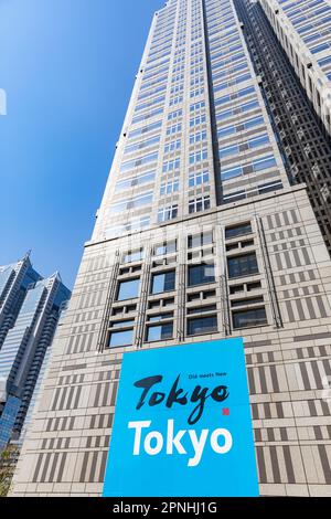 Edificio metropolitano del Governo di Tokyo che ha una piattaforma di osservazione libera per i turisti per vedere Tokyo metropolitana, Giappone, Asia, 2023 Foto Stock