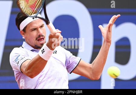 Monaco, Germania. 19th Apr, 2023. Tennis: ATP Tour - Monaco, single, 1st round, uomini. Karazew (Russia) - Altmaier (Germania). Daniel Altmaier in azione. Credit: Sven Hoppe/dpa/Alamy Live News Foto Stock