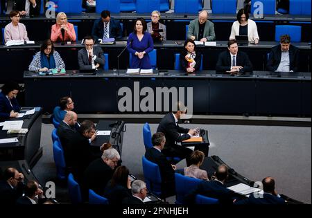 Berlino, Germania. 19th Apr, 2023. Annalena Baerbock (Alleanza 90/Verdi), Ministro degli esteri federale, ha fotografato durante un'indagine del governo nel Bundestag tedesco di Berlino. 04/19/2023. Credit: dpa/Alamy Live News Foto Stock