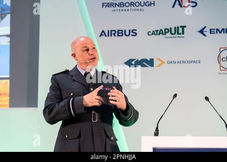 Il Vice-Maresciallo dell'aria Paul Lloyd, Capo del supporto dello staff e Capo ingegnere della Royal Air Force, parla di SAF al Sustainable Skies World Summit, Farnborough Foto Stock