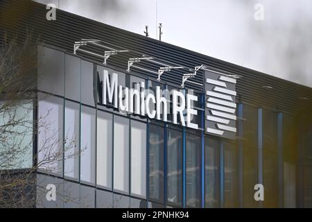 Monaco, Germania. 19th Apr, 2023. Scritta, logo aziendale, logo a Monaco Schwabing. edificio, facciata. Monaco Re Group, riassicurazione. ? Credit: dpa/Alamy Live News Foto Stock