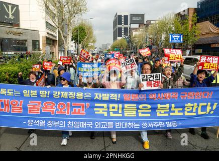 Manifestazione che chiede le dimissioni del presidente coreano Yoon, 15 aprile 2023 : i sudcoreani partecipano a un raduno di protesta che chiede le dimissioni del presidente sudcoreano Yoon Suk-Yeol a Seoul, Corea del Sud. Migliaia di manifestanti hanno marciato attraverso il centro di Seoul il sabato. Il 17 aprile, il rating di approvazione del presidente Yoon ha raggiunto un minimo di cinque mesi, tra le accuse di 'omaggi' in un recente vertice con il Giappone e le accuse secondo cui la CIA avrebbe intercettato le comunicazioni di alti funzionari con l'Ufficio di sicurezza nazionale sudcoreano, secondo i media locali. Il cartello recita: "Denunciamo quello giapponese Foto Stock