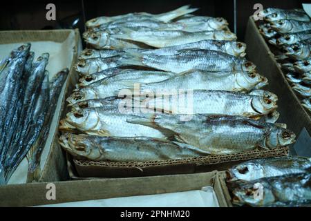 Un sacco di scarafaggio secco si trova in scatole di cartone Foto Stock